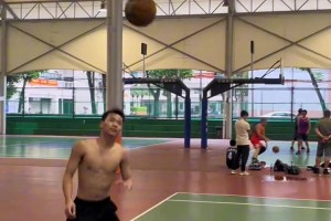 肚子这庆祝动作，放眼整个美式运动也是无人能及的水平！