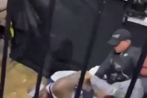 四人合围才拦得住啊考辛斯与球迷爆发冲突，被禁赛至赛季结束