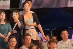 尺度太大！一对情侣场边观赛 男子手不停揉搓女友胸部