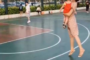 一手抱娃还能单手扔进三分！大姐之前经常打球吧？