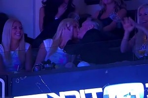 这位看球大爷真是多财多亿！身边美女环绕，左亲一下右亲一下