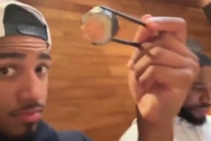 名场面！哈利伯顿一脸享受地品尝食物，但镜头一转的布伦森……