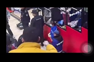 杨瀚森此前在CBA受伤时离场，遭球迷辱骂：CNM，死去吧