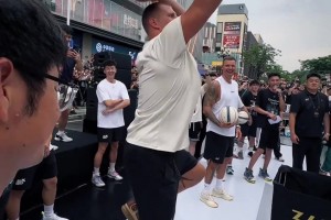 招牌动作！约老师在深圳秀了一把金鸡独立三分