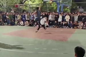 这也太厉害了！这位女生的球技，估计大多数吧友都打不过
